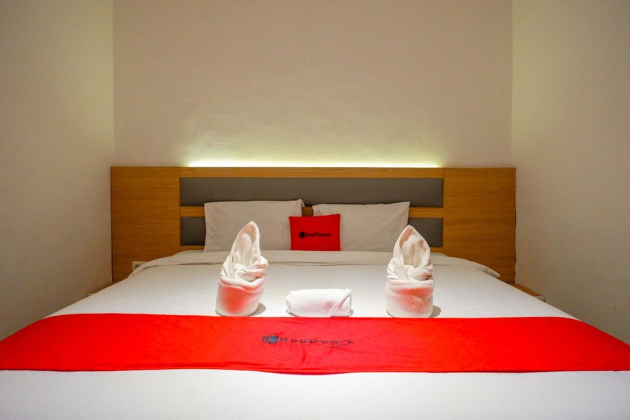 Reddoorz Plus @ Losari Makassar Extérieur photo