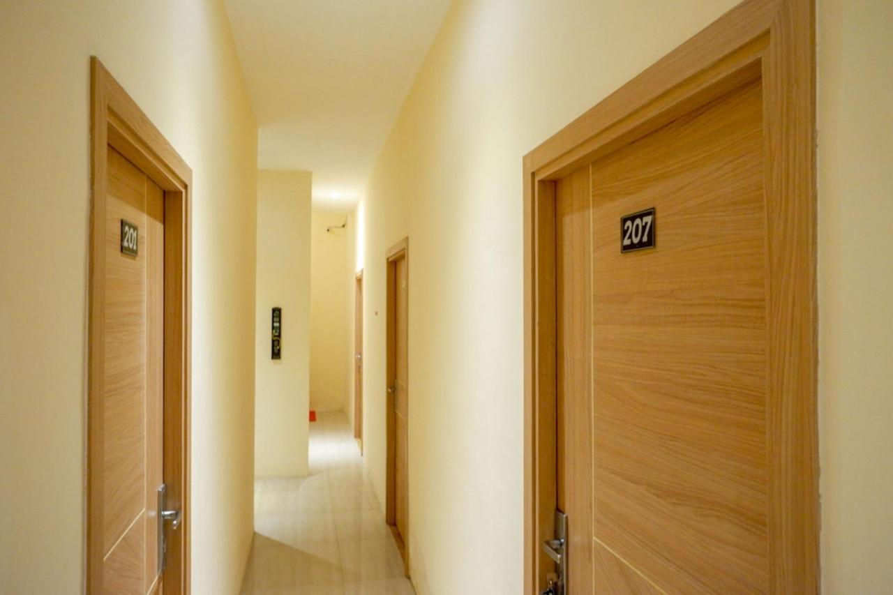 Reddoorz Plus @ Losari Makassar Extérieur photo