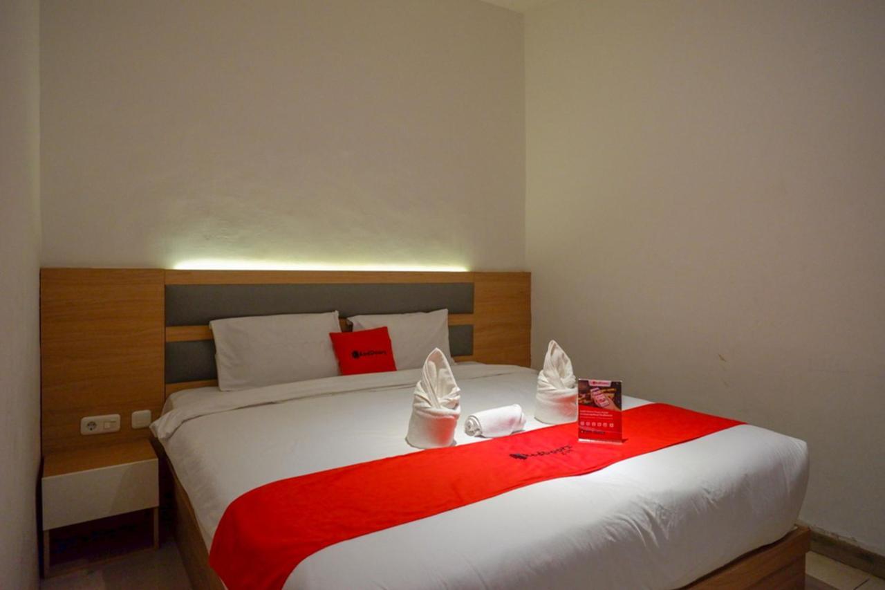 Reddoorz Plus @ Losari Makassar Extérieur photo