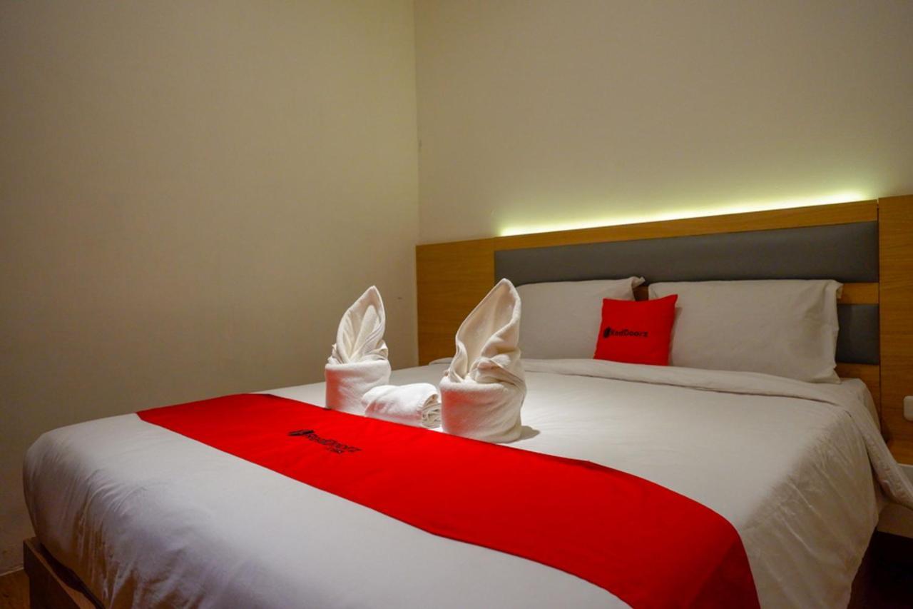 Reddoorz Plus @ Losari Makassar Extérieur photo