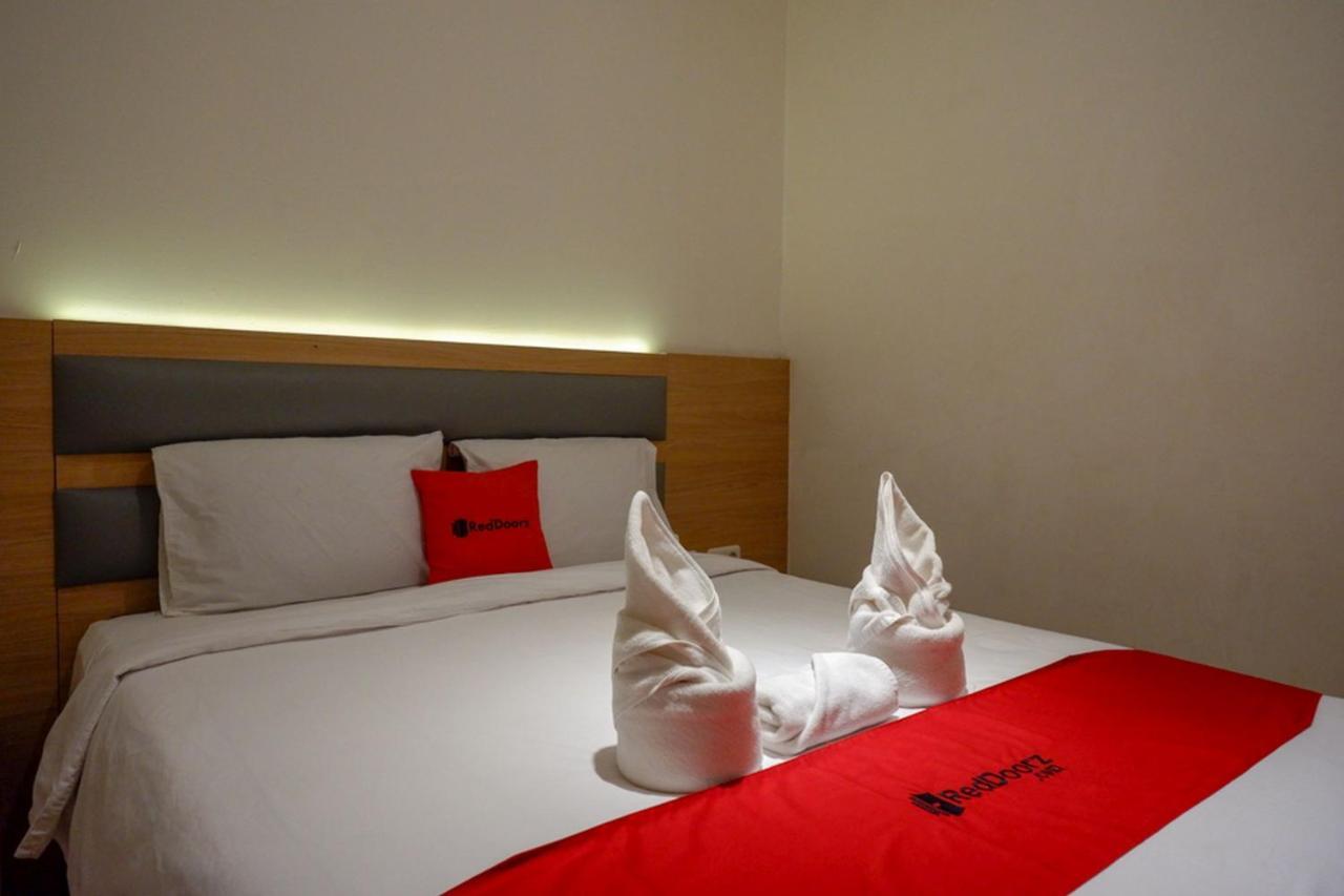 Reddoorz Plus @ Losari Makassar Extérieur photo