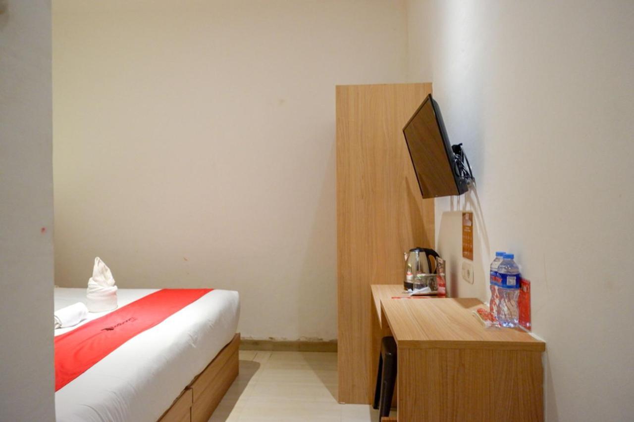 Reddoorz Plus @ Losari Makassar Extérieur photo