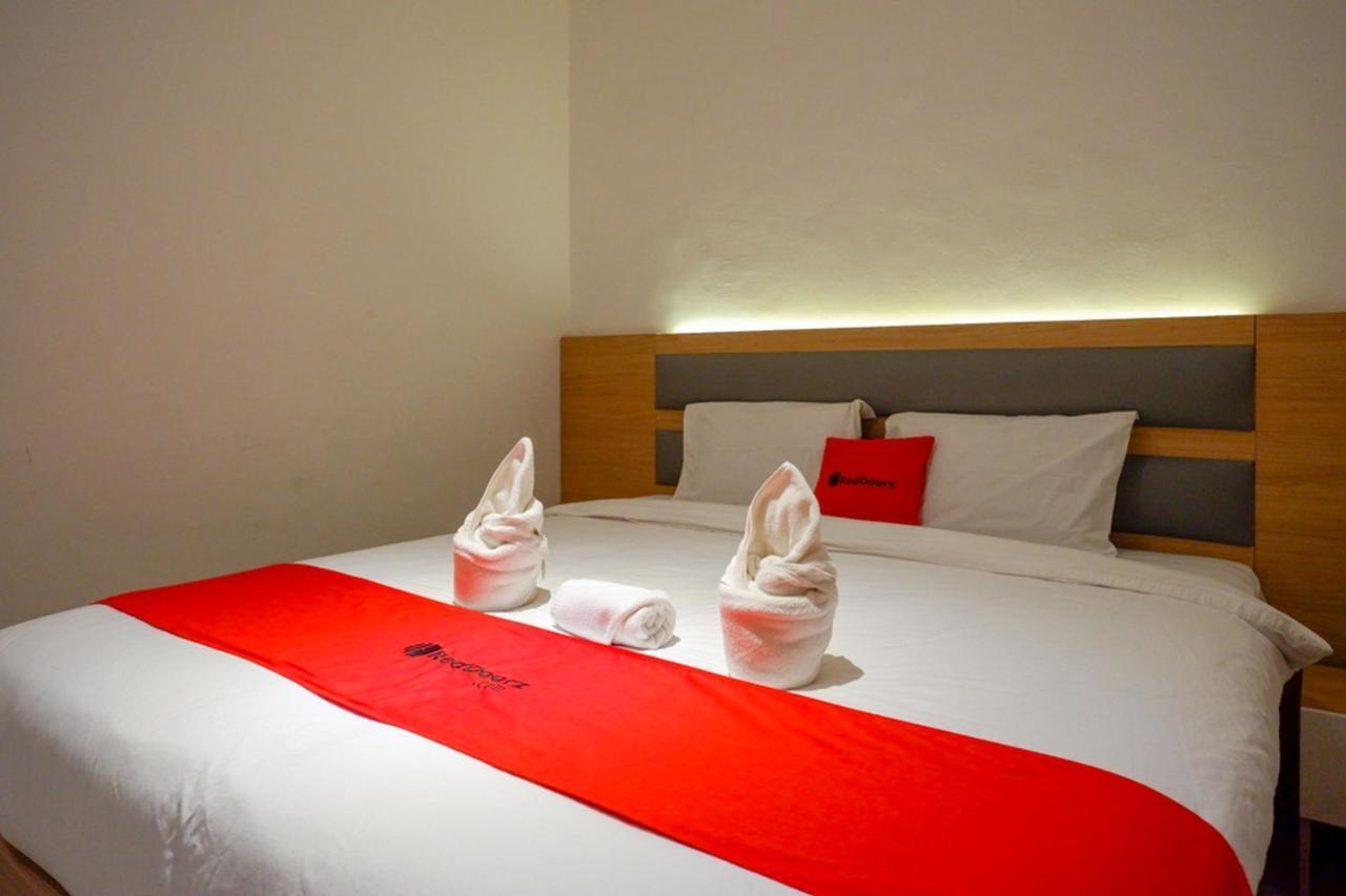 Reddoorz Plus @ Losari Makassar Extérieur photo