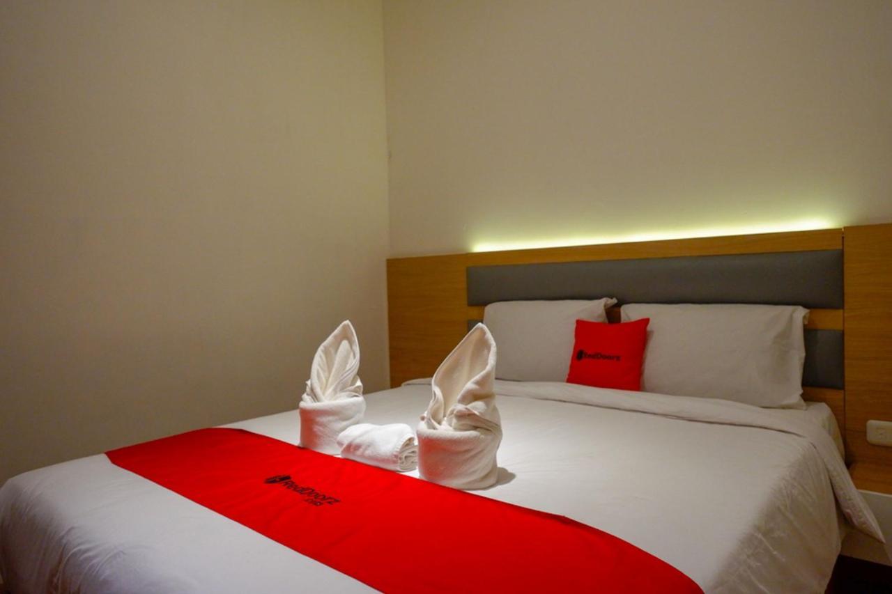 Reddoorz Plus @ Losari Makassar Extérieur photo